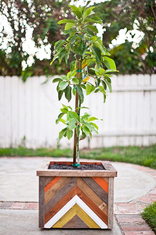 Reclaimed wood planter #flowerpot #planter #gardens #gardenideas #gardeningtips #decorhomeideas