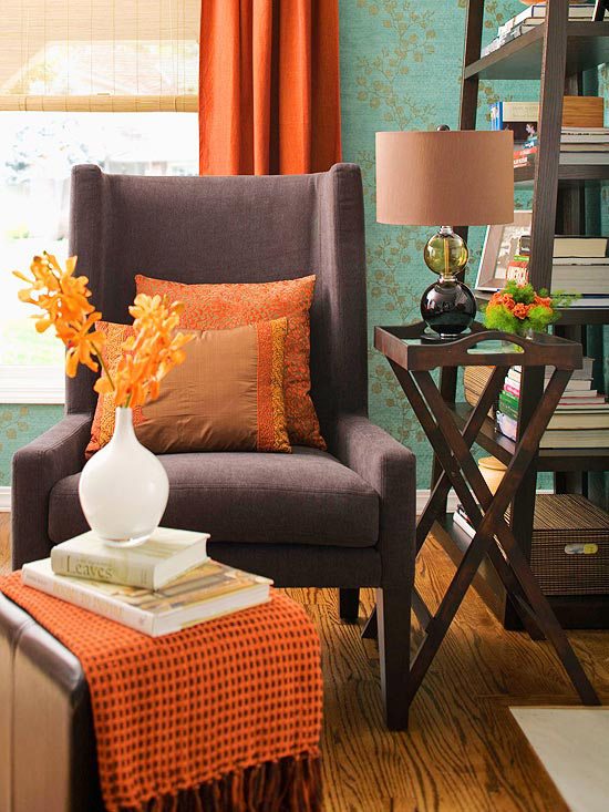 Oranges and browns incorporated in the furniture #falldecor #falldecorideas #livingroom #autumndecor #homedecor #decorhomeideas