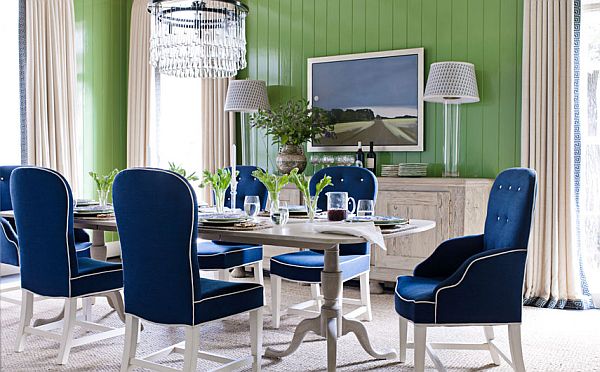 Green walls and navy blue chairs in a living room #livingroom #homedecor #decoratingideas #decorhomeideas