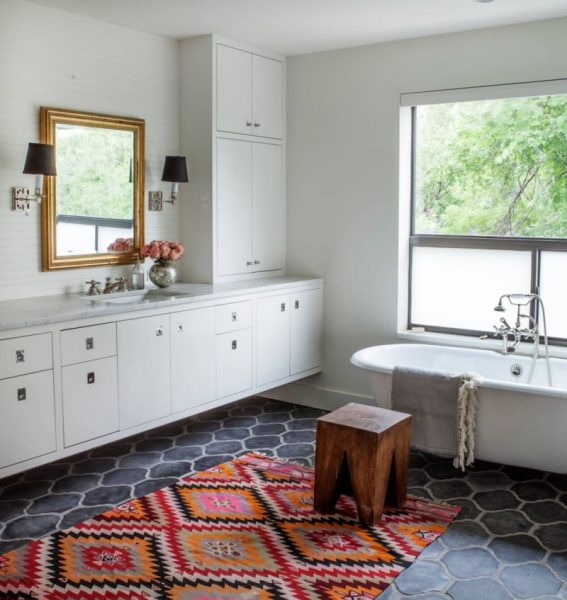 Rug decorated bathroom #bathroom #bathroomdesign #bathroomideas #bathroomreno #bathroomremodel #decorhomeideas