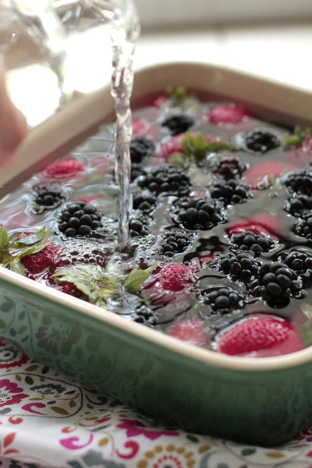 Metal plate with water for fresh berries #storage #berries #food #tips #kitchen #decorhomeideas