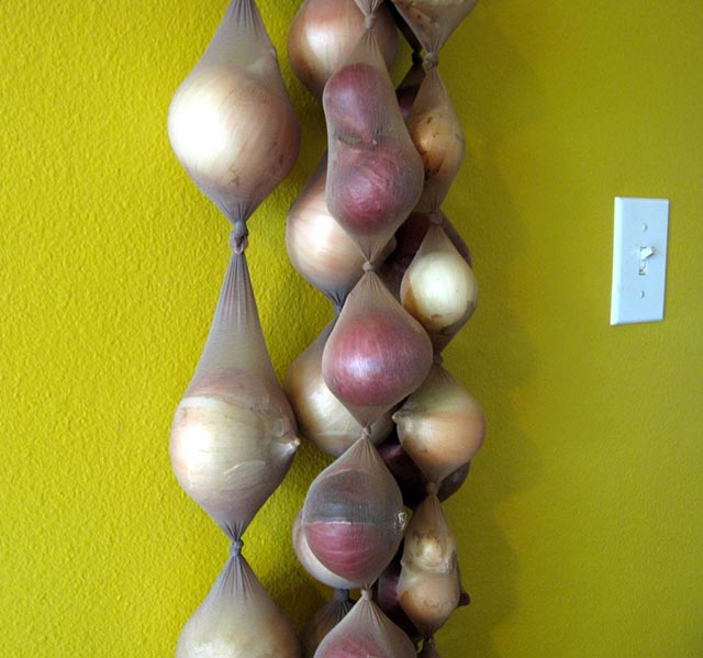 Pantyhose storage onions #storage #food #tips #kitchen #decorhomeideas