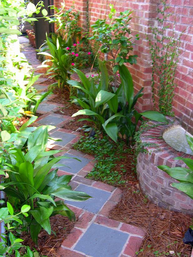 Rectangular garden walkway bricks #garden #diy #gardenideas #pathway #alley #gardening #landscaping #outdoordesign #backyard #decorhomeideas