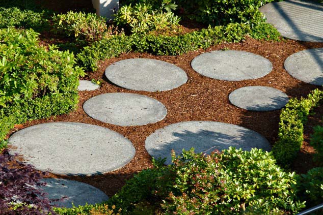 Round stepping stone pathway #garden #diy #gardenideas #pathway #alley #gardening #landscaping #outdoordesign #backyard #decorhomeideas