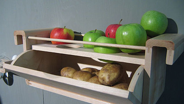 Potatoes and apples on shelves #storage #food #tips #kitchen #decorhomeideas