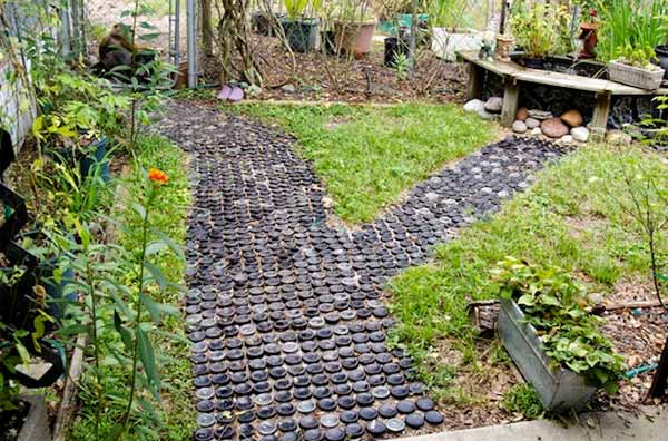 Small stones garden pathway #garden #diy #gardenideas #pathway #alley #gardening #landscaping #outdoordesign #backyard #decorhomeideas