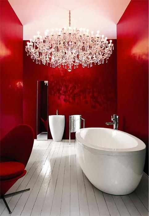 Chic modern red bathroom with chandelier #redbathroom #bathroom #bathroomdesign #bathroomideas #bathroomreno #bathroomremodel #decorhomeideas