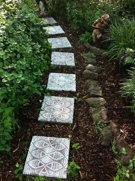 Garden pathway square tiles #gardens #gardening #diy #gardenideas #gardeningtips #decorhomeideas