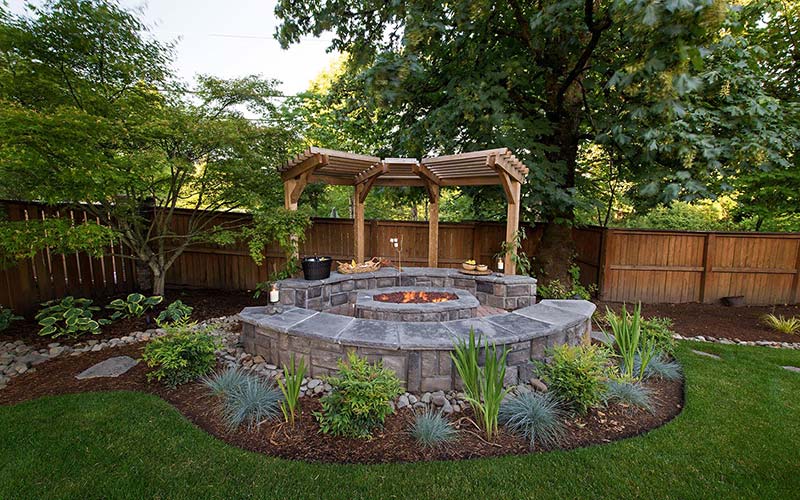 Patio design with fire pit #patio #homedecor #backyard #furniture #garden #decoratingideas #decorhomeideas 