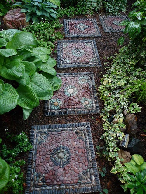 Pebbles mosaic stepping stones #gardens #gardening #diy #gardenideas #gardeningtips #decorhomeideas