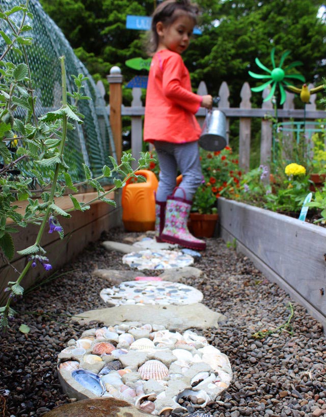 Rock and shell stepping stones #gardens #gardening #diy #gardenideas #gardeningtips #decorhomeideas