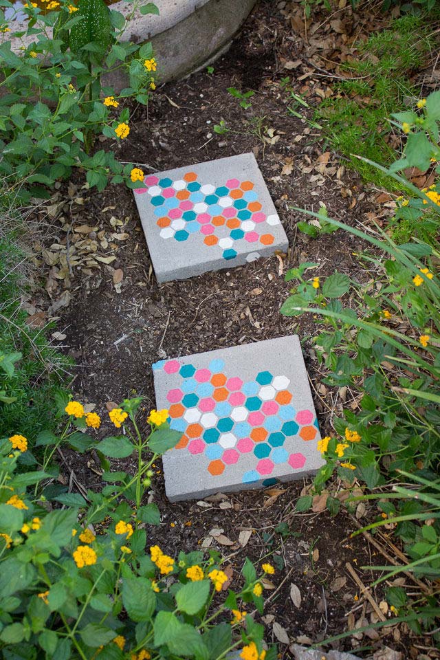 Stenciled stepping stones in garden #gardens #gardening #diy #gardenideas #gardeningtips #decorhomeideas