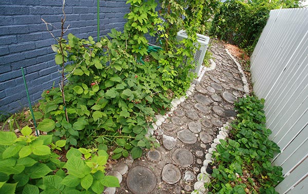 Wood sliced garden pathway #gardens #gardening #diy #gardenideas #gardeningtips #decorhomeideas