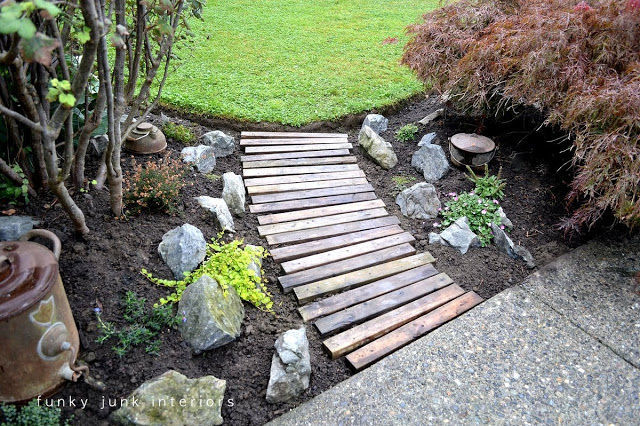 Wooden pallet garden pathway #gardens #gardening #diy #gardenideas #gardeningtips #decorhomeideas