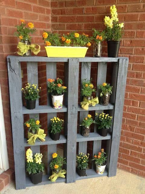 Lovely diy pallet flowers idea #diy #pallets #furniture #makeover #repurpose #woodenpallet #homedecor #decoratingideas #decorhomeideas 