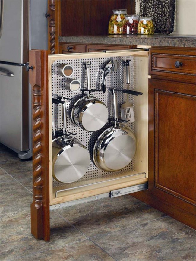 Vertical pans pull-out storage idea. #kitchen #storage #organization #cupboards #cabinets #decoratingideas #decorhomeideas #drawer