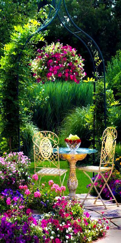 Romantic garden flowers decoration #gardens #gardening #gardenideas #gardeningtips #decorhomeideas