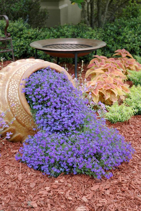 Spilled flower pot garden idea #gardens #gardening #gardenideas #gardeningtips #decorhomeideas