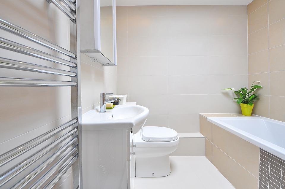 All white beige clean bathroom #bathroom #bathroomdesign #bathroomideas #bathroomreno #bathroomremodel #decorhomeideas