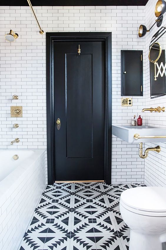 Chic black and white bathroom #bathroom #bathroomdesign #bathroomideas #bathroomreno #bathroomremodel #decorhomeideas