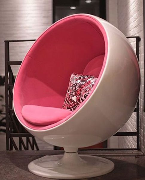 Great pink plastic chair idea #chair #furniture #homedecor #decoratingideas #diy #decorhomeideas