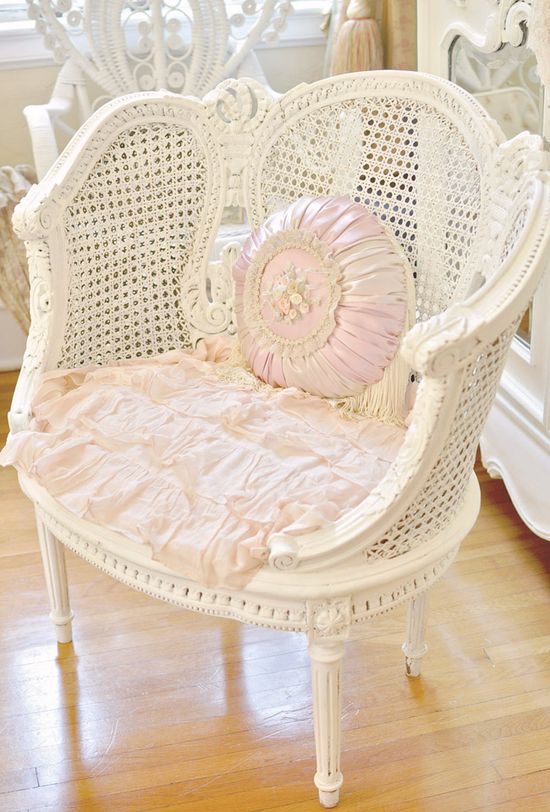 Pretty shabby chic chair #chair #furniture #homedecor #decoratingideas #diy #decorhomeideas #shabbychic