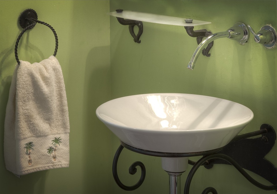 Rustic green bathroom with small sink #bathroom #bathroomdesign #bathroomideas #bathroomreno #bathroomremodel #decorhomeideas