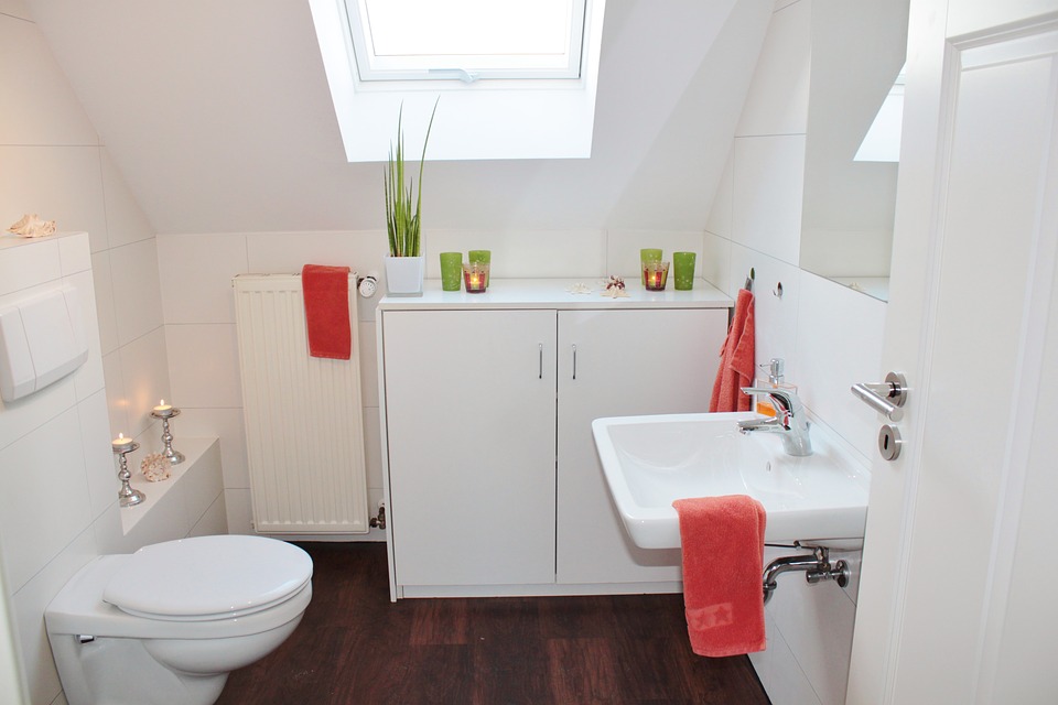 Simple small white bathroom #bathroom #bathroomdesign #bathroomideas #bathroomreno #bathroomremodel #decorhomeideas