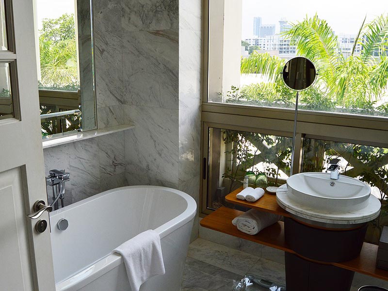Small but luxury bathroom with oval bathtub and sink #bathroom #bathroomdesign #bathroomideas #bathroomreno #bathroomremodel #decorhomeideas