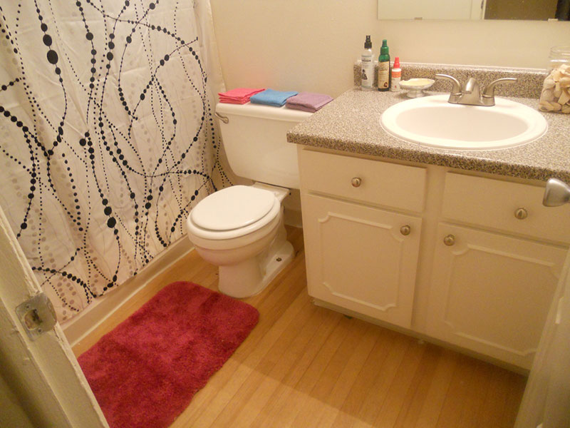 Small simple bathroom #bathroom #bathroomdesign #bathroomideas #bathroomreno #bathroomremodel #decorhomeideas