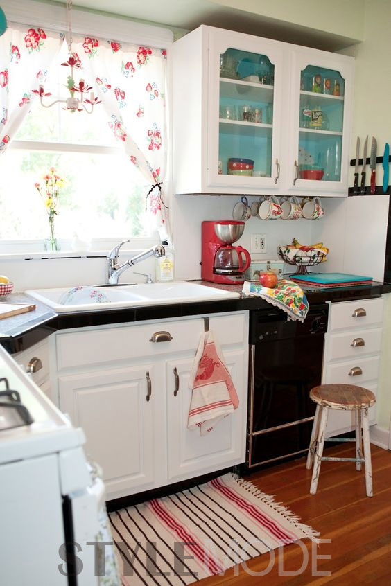 Charming white vintage kitchen design #kitchen #vintage #color #bold #design #interiordesign #homedecor #decorhomeideas