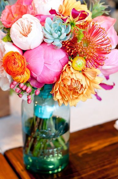 Colorful flowers wedding jar idea #jars #diy #homedecor #wedding #decoratingideas #garden #outdoor #decorhomeideas 