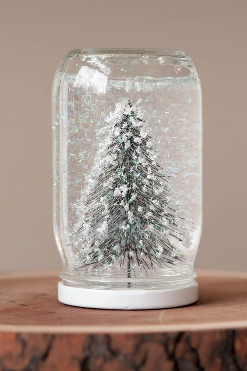 Easy to make snow globe jar idea #xmas #x-mas #christmas #christmasdecor #christmasjars #jars #decoration #christmasdecorations #decoratingideas #festive #decorhomeideas