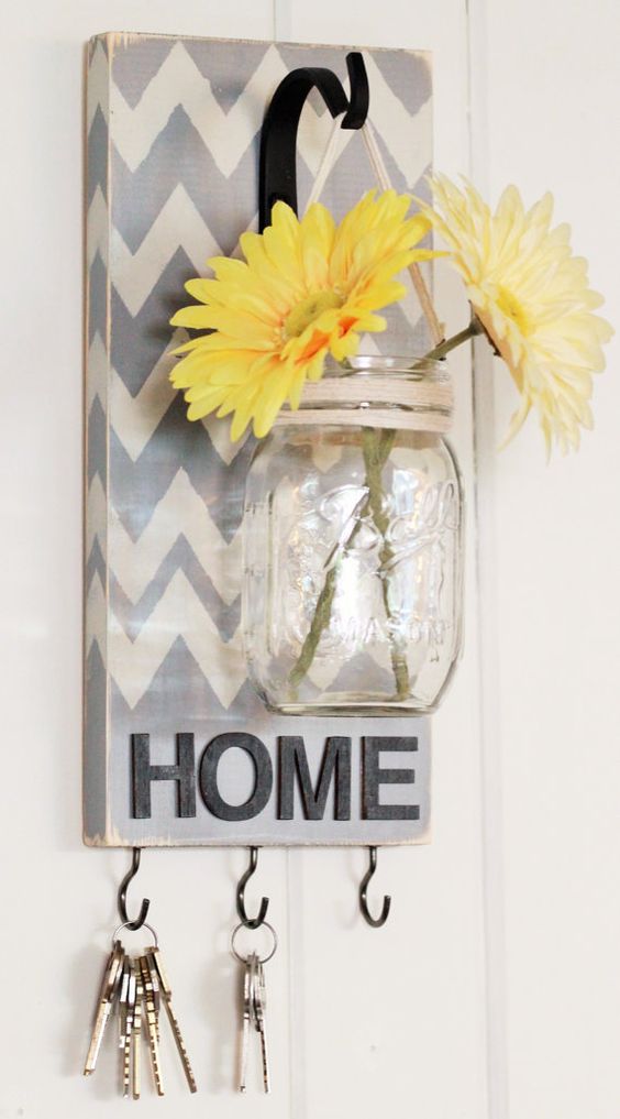 Key chains decor jar idea #jars #recycledjars #decoratingideas #homedecor #decorating #diy #home #decorhomeideas