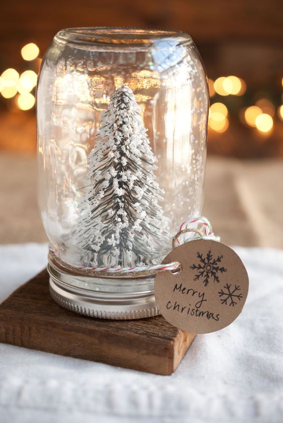 Mason jar snow globe Christmas idea #xmas #x-mas #christmas #christmasdecor #christmasjars #jars #decoration #christmasdecorations #decoratingideas #festive #decorhomeideas