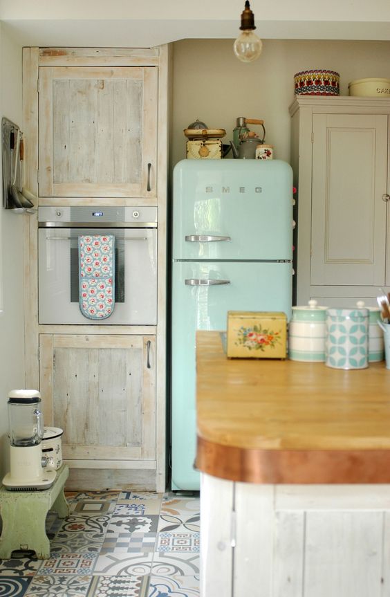 Modern vintage kitchen idea #kitchen #vintage #color #bold #design #interiordesign #homedecor #decorhomeideas