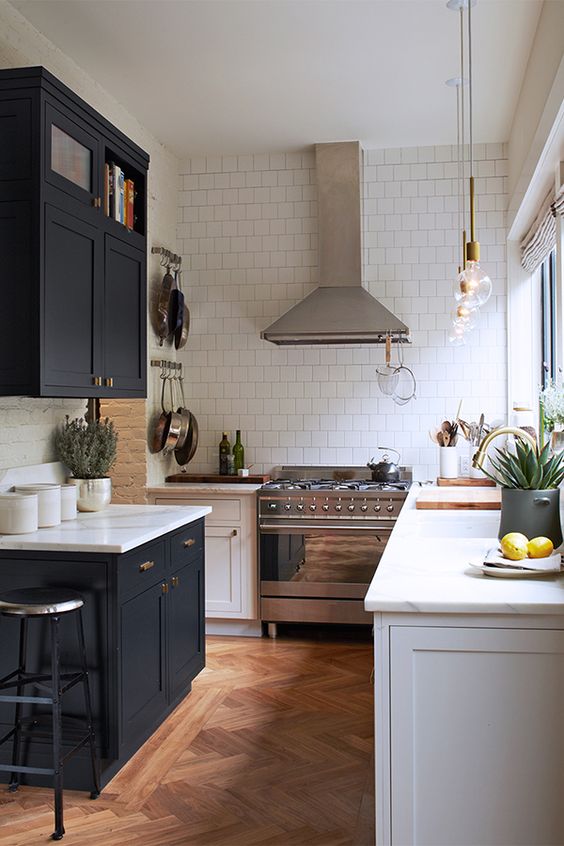 New classic kitchen wood floor idea #kitchen #kitchendesign #floor #wooden #decoratingideas #homedecor #interiordecorating #decorhomeideas 