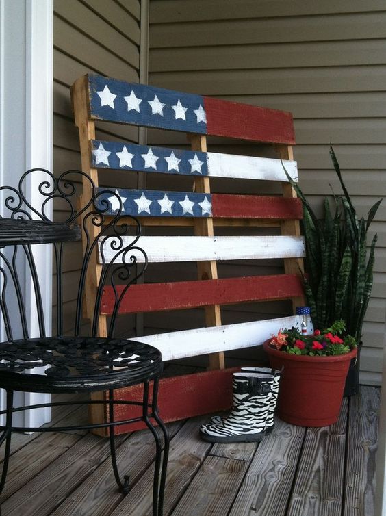 Pallet flag front porch idea #pallet #diy #porch #furniture #makeover #repurpose #wooden #wood #decoratingideas #decorhomeideas 