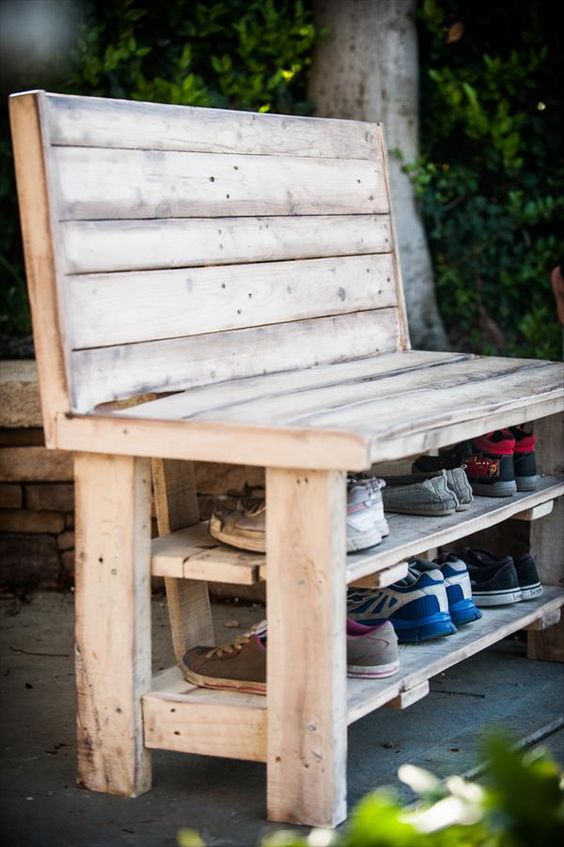 Pallet made shoe storage outdoor bench #pallet #diy #pallets #furniture #makeover #repurpose #wooden #wood #decoratingideas #decorhomeideas 