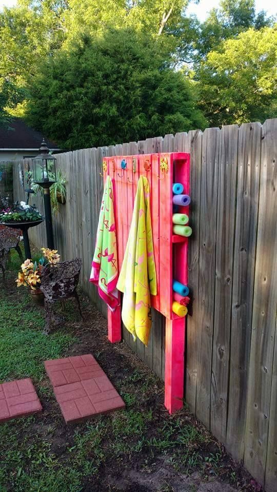 Pallet pool noodles towel holder idea #pallet #diy #pallets #furniture #makeover #repurpose #wooden #wood #decoratingideas #decorhomeideas 