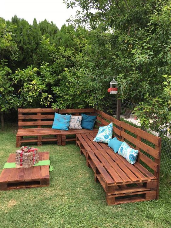 Pallet sofa and table garden idea #pallet #diy #patio #furniture #makeover #repurpose #wooden #wood #decoratingideas #decorhomeideas 