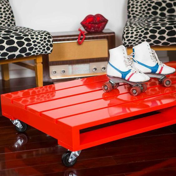 Red pallet coffee table idea #pallet #diy #coffeetable #furniture #makeover #repurpose #wooden #wood #decoratingideas #decorhomeideas 