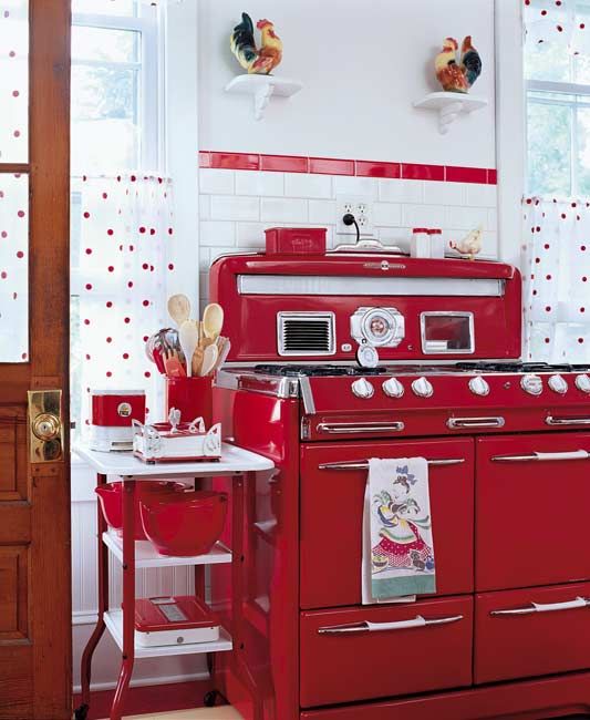 Red vintage kitchen decor idea #kitchen #vintage #color #bold #design #interiordesign #homedecor #decorhomeideas