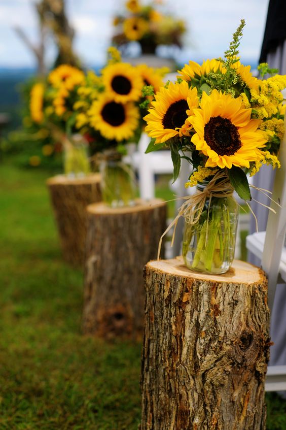 Sunflowers wedding jar decor idea #jars #diy #homedecor #wedding #decoratingideas #garden #outdoor #decorhomeideas #sunflower