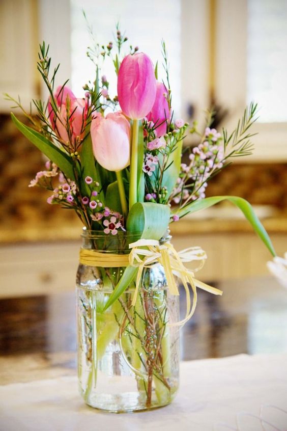 Tulips wedding jar decor idea #jars #diy #homedecor #wedding #decoratingideas #garden #outdoor #decorhomeideas 