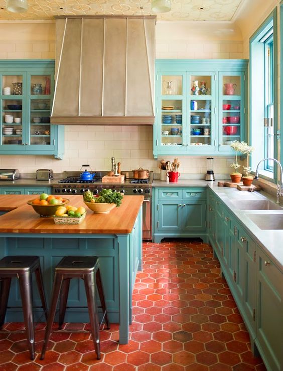 Turquoise vintage kitchen decor idea #kitchen #vintage #color #bold #design #interiordesign #homedecor #decorhomeideas