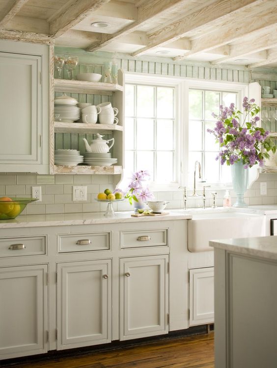 Vintage white kitchen decor idea #kitchen #vintage #color #bold #design #interiordesign #homedecor #decorhomeideas