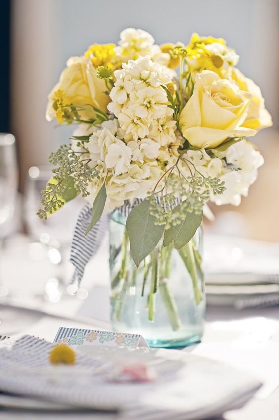 Wedding jar decor yellow roses #jars #diy #homedecor #wedding #decoratingideas #garden #outdoor #decorhomeideas 