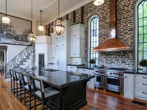 White kitchen with dark wood floor #kitchen #kitchendesign #floor #wooden #decoratingideas #homedecor #interiordecorating #decorhomeideas 