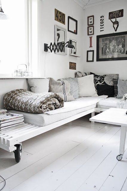 White pallet couch idea #pallet #diy #pallets #furniture #makeover #repurpose #wooden #wood #decoratingideas #decorhomeideas 